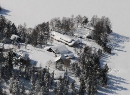 雪に埋もれ、厳冬期の厳しさを見せる尾瀬沼周辺の山小屋
