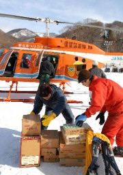 ヘリコプターで山小屋の雪下ろしに向かう尾瀬林業の社員ら