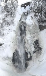 氷に覆われながらも豪快に水が流れ落ちる三条ノ滝