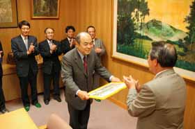 千明村長から委嘱状を手渡される親善大使