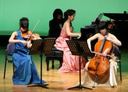 三重奏の美しい音色が観客を魅了した尾瀬・水芭蕉コンサート