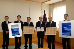 大沢知事から贈られた感謝状を手にする斎藤頭取(左から3人目)と西社長(右から2人目)