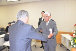 尾瀬賞の表彰状を受ける長野さん