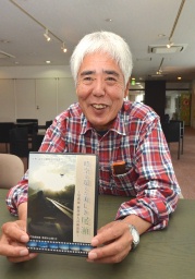 DVD「時空を超えた美しき尾瀬」を手に尾瀬の素晴らしさを語る新井さん=19日、前橋・上毛新聞社