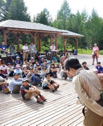 尾瀬沼ヒュッテで開会式に臨む子どもたち
