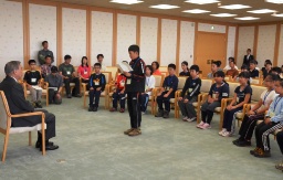 大沢知事(左)に報告する子どもたち=県庁