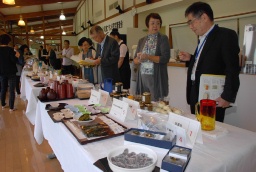 片品村の地場産品を評価する審査員