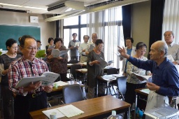 完成した新しい歌の練習に励む会員=前橋市桂萱公民館