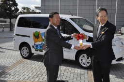 青木部長(右)にマスコットキーを手渡す天野会長