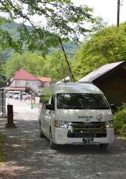 大清水口を出発する乗り合いタクシー