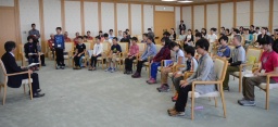 村手副知事(左)に報告する児童生徒
