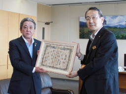 井上社長(左)に感謝状を贈る井田部長