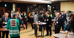 各地の地酒などを手に歓談する来場者