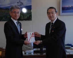 井田常務理事(右)に目録を手渡す小林部長