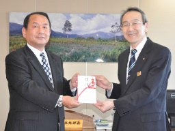 井田常務理事(右)に目録を手渡す関総務部長