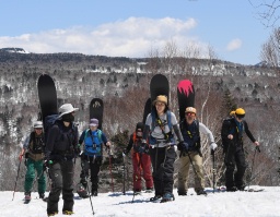 スキーやスノーボードを楽しむため、鳩待峠から至仏山へ向かう人たち=4月28日午前11時40分ごろ