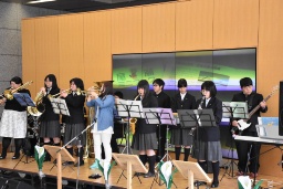 演奏する尾瀬高吹奏楽部員