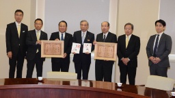 感謝状を手にする斎藤頭取(左から3人目)と西社長(右から3人目)