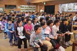 開会式に臨む本県の児童生徒