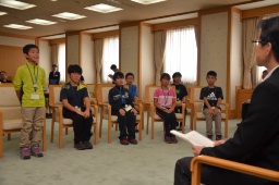 活動成果を報告する児童生徒