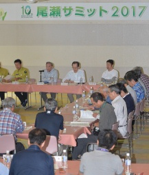 サミットで発言する大沢知事(正面左から2人目)ら
