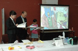 特許をテーマにした紙芝居を上演する3人