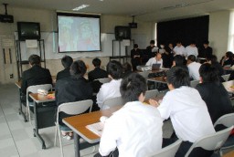 発明や特許などについて学んだ太田工業高の生徒たち