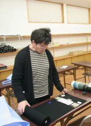 「糸を引いている事実があるからお客さんが買いに来る」と語る阿部さん。絹織物の仕上がりに自信を持つ