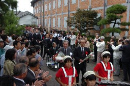 �����n�����ŕx���s���̊��}���󂯂�Бq�H�Ƃ̊�{���O�В��i�ʐ^�����E�����O�V�m���̉E�ׁj