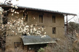 �Z�����w��d�v�������̓��{�ƏZ��B�R�K�Ɏ\���𑝒z�����Ղ��c��