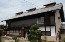 東京都羽村市の石橋正彦さんが訪ねる田島昭次さんの養蚕農家。屋根には3つのやぐらが残る