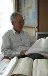 大事に残してある裏絹の製品を手に当時を語る柳島さん