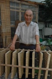 「回転蔟は高品質の繭をとるのに優れている」と話す清水さん