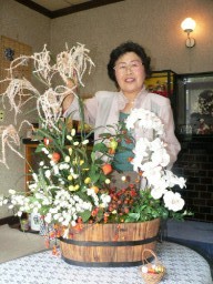 自信作を前に繭クラフトの魅力を語る竹沢さん