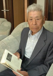 中村家の養蚕作業が紹介された本『近代群馬の蚕糸業』(高崎経済大学付属産業研究所編)を見ながら思い出を話
す中村さん
