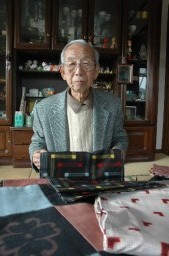 自ら手掛けた絣を手に、教員に転職した思い出を語る小此木さん