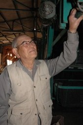 火災後に再建したバラックで語る中島さん