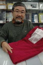 道行きのコートを手に当時を振り返る蓼沼さん