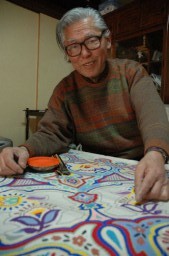当時の星紙を前に、「完成した星紙は絵画のように美しかった」と話す香山さん