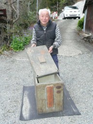 蚕種催青器を前に父の時代の養蚕を語る金子さん