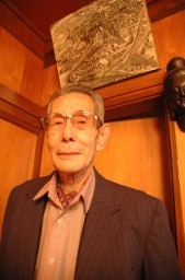 当時の工場を撮影した航空写真が部屋に飾られている。片桐さんは「鐘紡は青春時代」と表現する