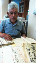 盛柳組の資料を手に「埋もれた歴史に光を当ててほしい」と語る市川さん