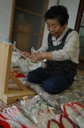 「真綿のわらじは温かくて、長持ちする」と語る峰川さん