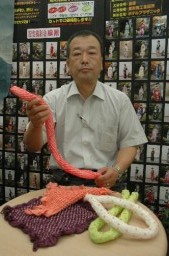 絞りの結い綿を手にする橋本さん