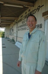 閉鎖された稚蚕人工飼料飼育センターの前で思いを語る出牛さん