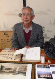 「受け付けた繭を6トン車に積み切れず、1日に2往復も3往復もした」と資料を前に語る荒木さん