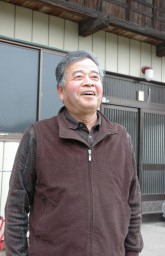 かつて養蚕を手掛けた自宅の前で語る伊与久さん