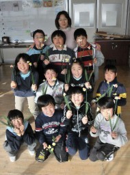 出来上がったスイセンを手にする3年生と七五三木さん