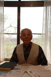 当時の資料などを前に語る剱持さん