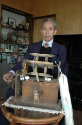 座繰り器に手をかける諸井さん
